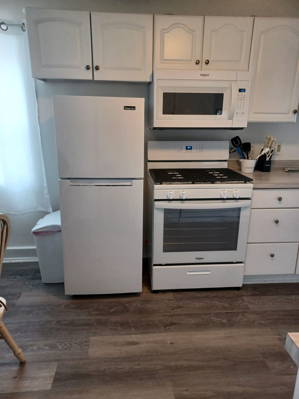 New 2024 appliances, fridge, microwave, gas stove