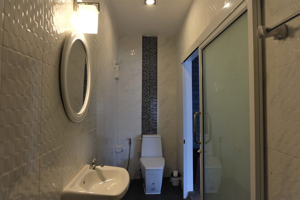 Superior Room | Bathroom | Shower, free toiletries, hair dryer, towels