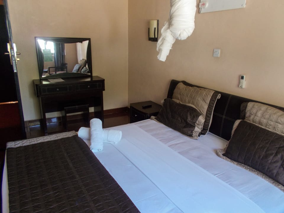 Executive Double Room, 1 Double Bed, Non Smoking, Garden View | Premium bedding, desk, laptop workspace, WiFi (free)