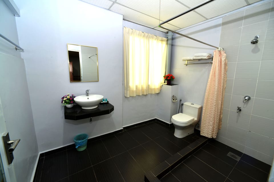 Superior Twin Room | Bathroom shower