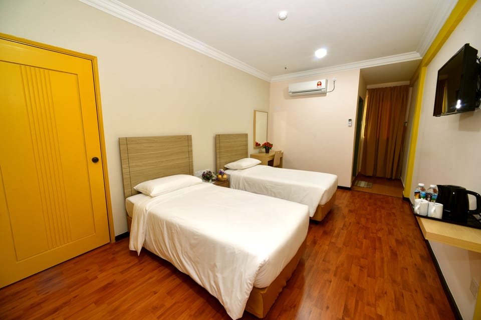 Superior Twin Room | In-room safe, desk, soundproofing, WiFi (free)