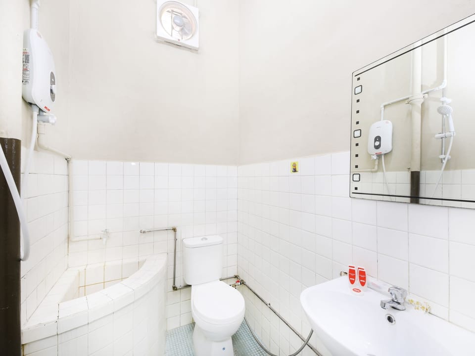 Deluxe Single Room | Bathroom | Shower, towels