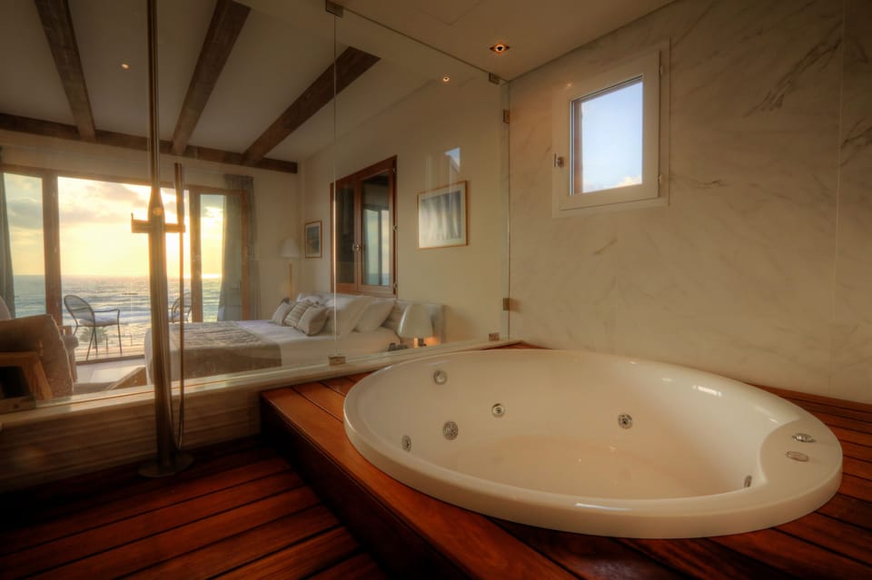 Honeymoon Suite, 1 King Bed | Bathroom | Free toiletries, hair dryer, slippers, towels