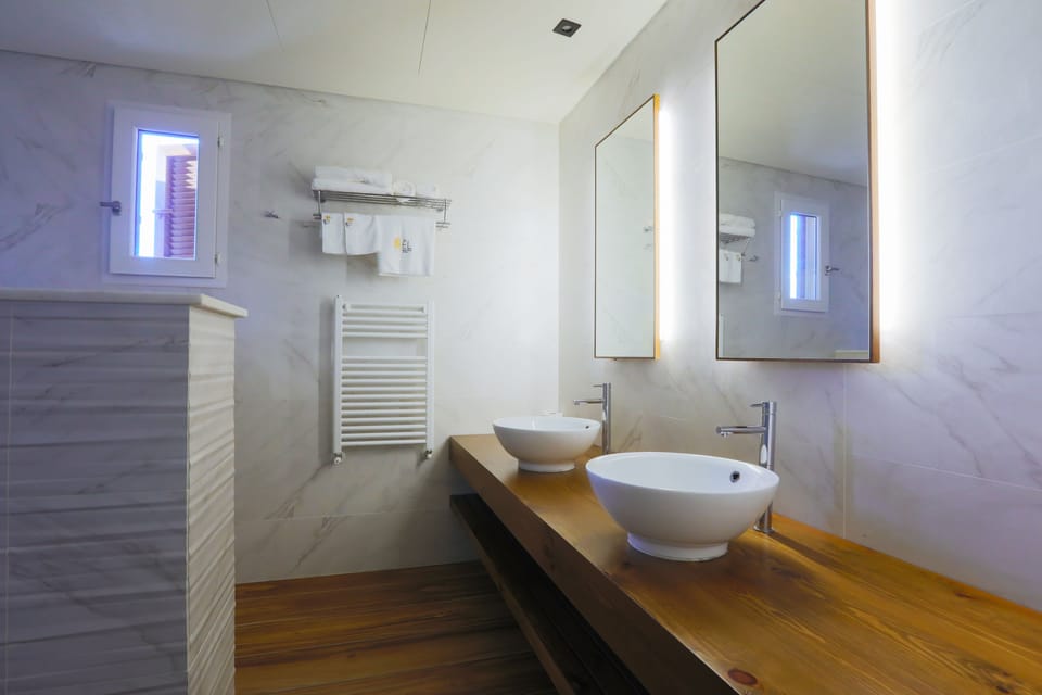 Honeymoon Suite, 1 King Bed | Bathroom | Free toiletries, hair dryer, slippers, towels