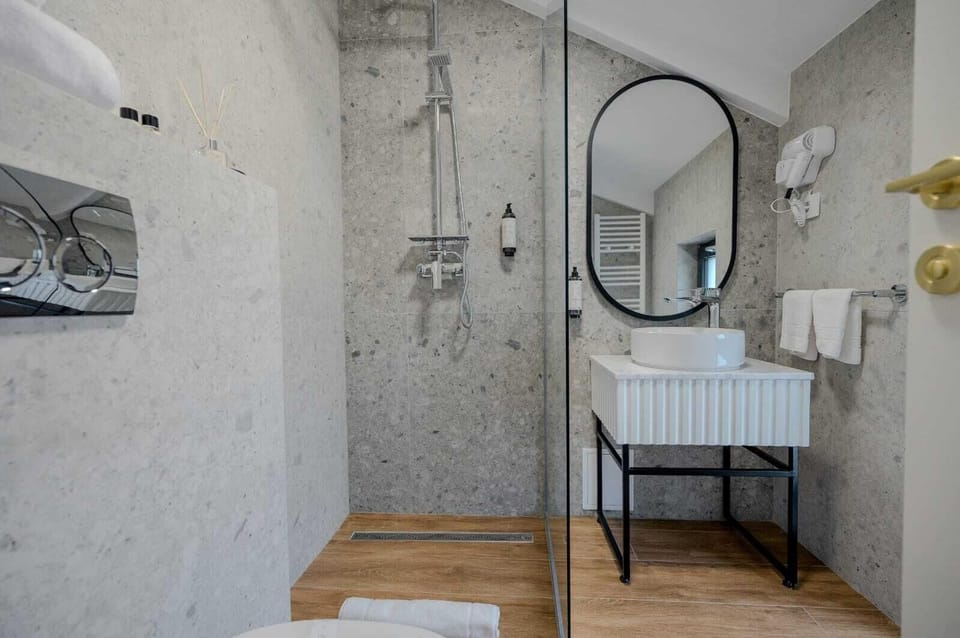 Romantic Double Room | Bathroom | Shower, free toiletries, hair dryer, slippers