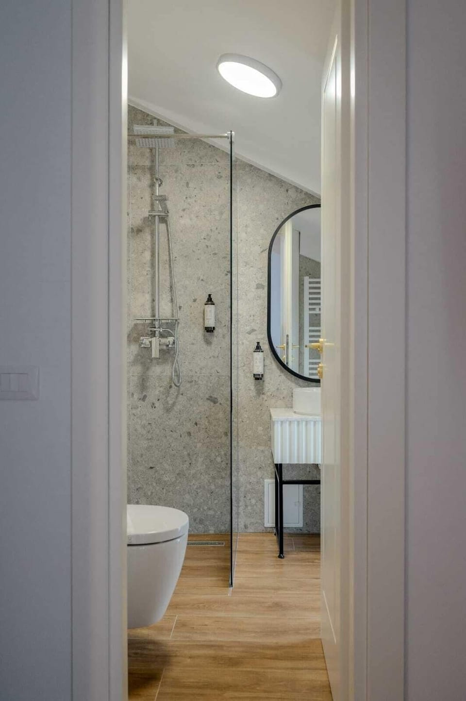 Business Twin Room | Bathroom | Shower, free toiletries, hair dryer, slippers