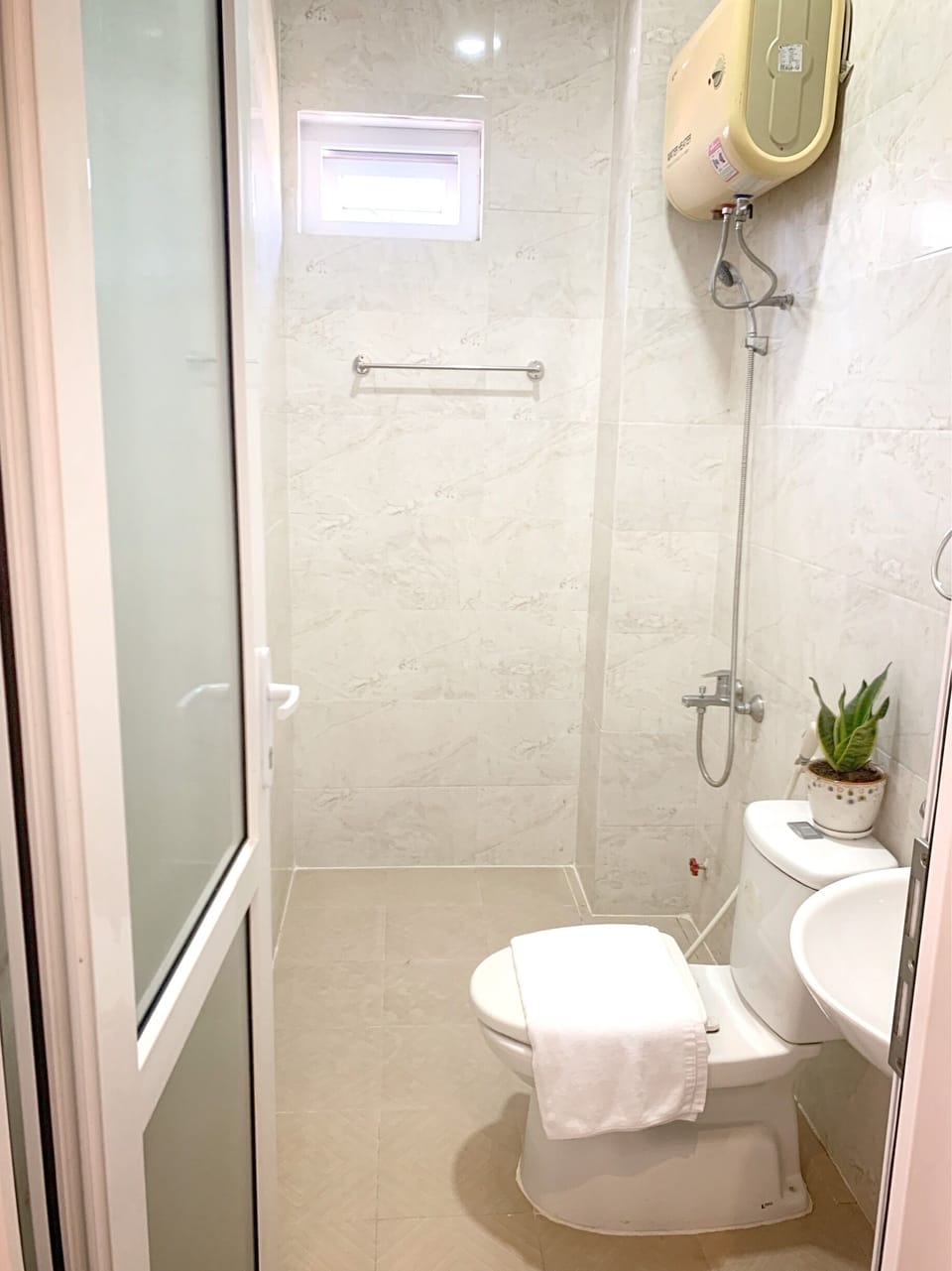 Deluxe Triple Room | Bathroom | Shower, free toiletries, hair dryer, slippers