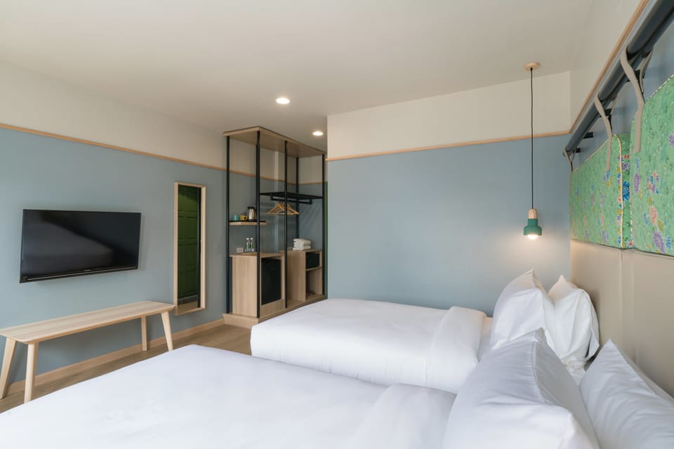 Deluxe Twin Room, Multiple Beds, Non Smoking | Premium bedding, free minibar, in-room safe, blackout drapes