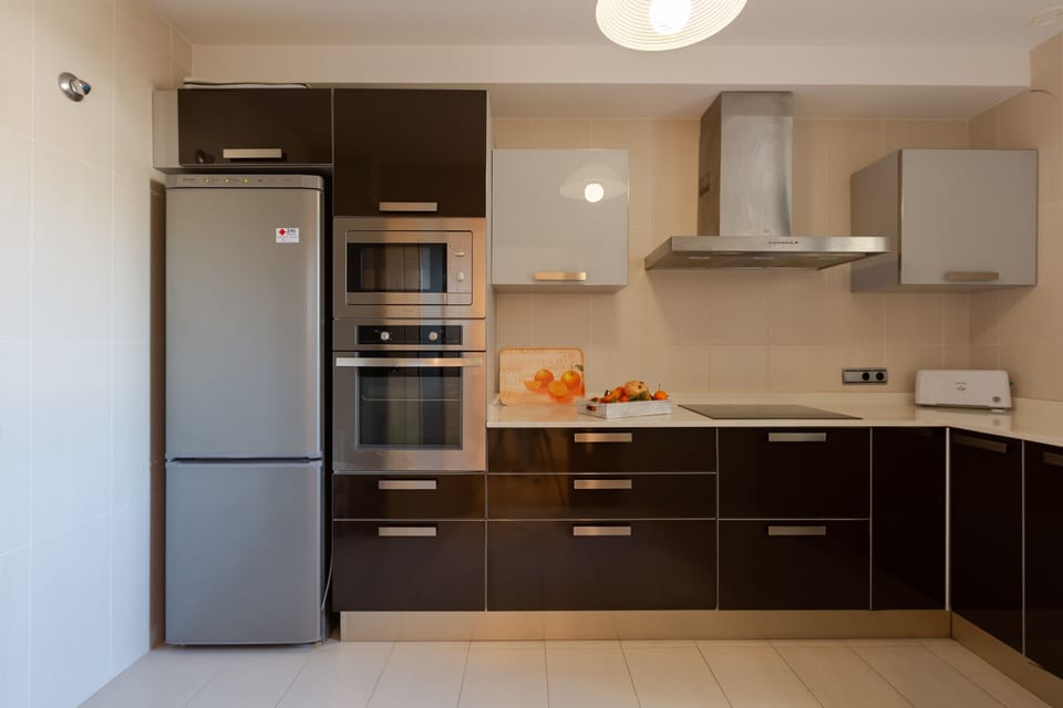 Fully equipped kitchen in the Duplex B of La Nau in Puerto Pollensa with oven, microwave, ceramic hob, toaster, kettle and coffee machine