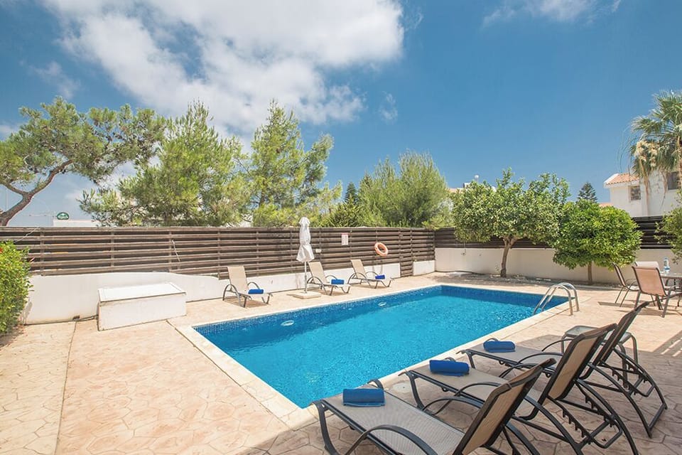 Spacious Garden with barbecue, seating area, sunloungers and Private Pool