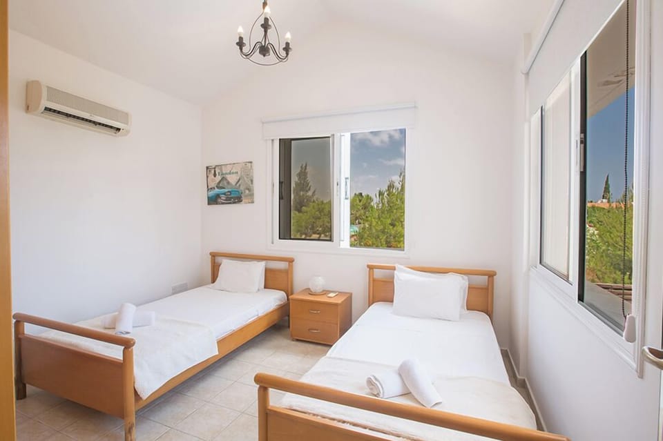 Bedroom 3 with two single beds