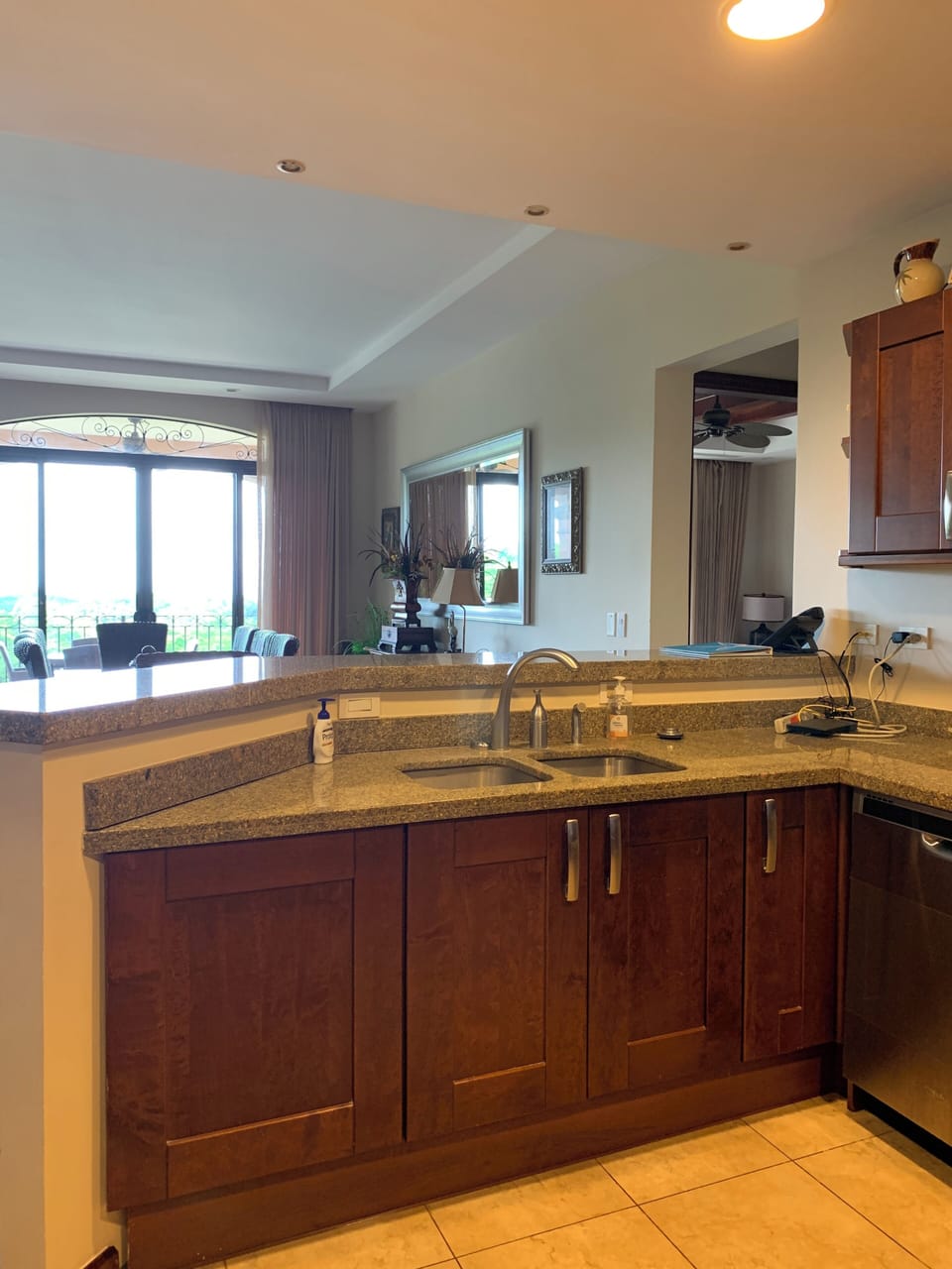 J4 Kitchen Bar/Sinks
