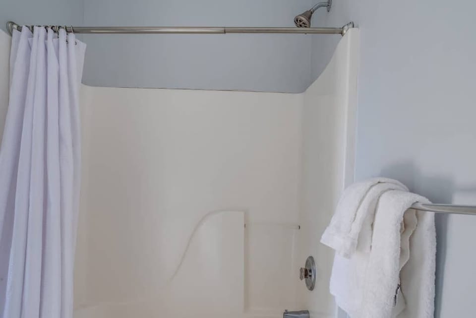 En-suite Full Bathroom