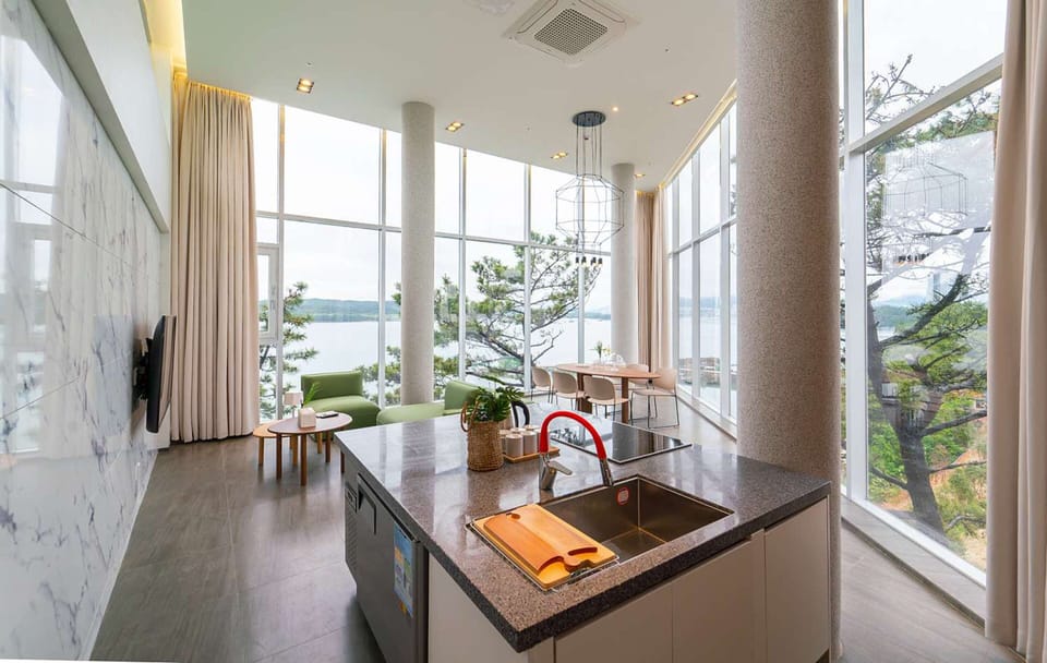 Club Hotel B MVIP | Private kitchen | Microwave