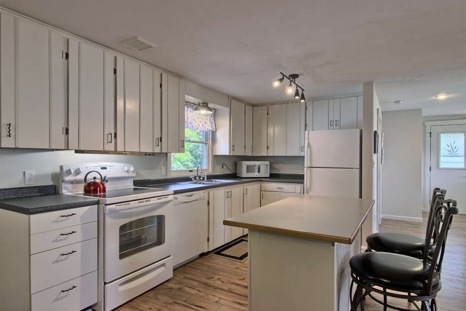 Full kitchen with dishwasher - Full kitchen with dishwasher