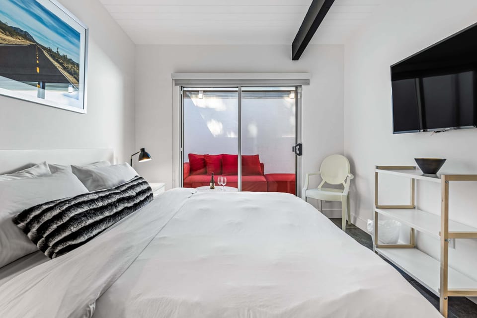 Guest room with King Bed