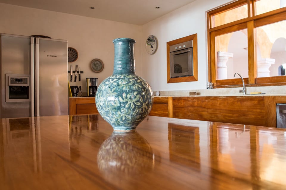  Apartment Maestro | Private kitchen | Fridge, cookware/dishes/utensils, freezer