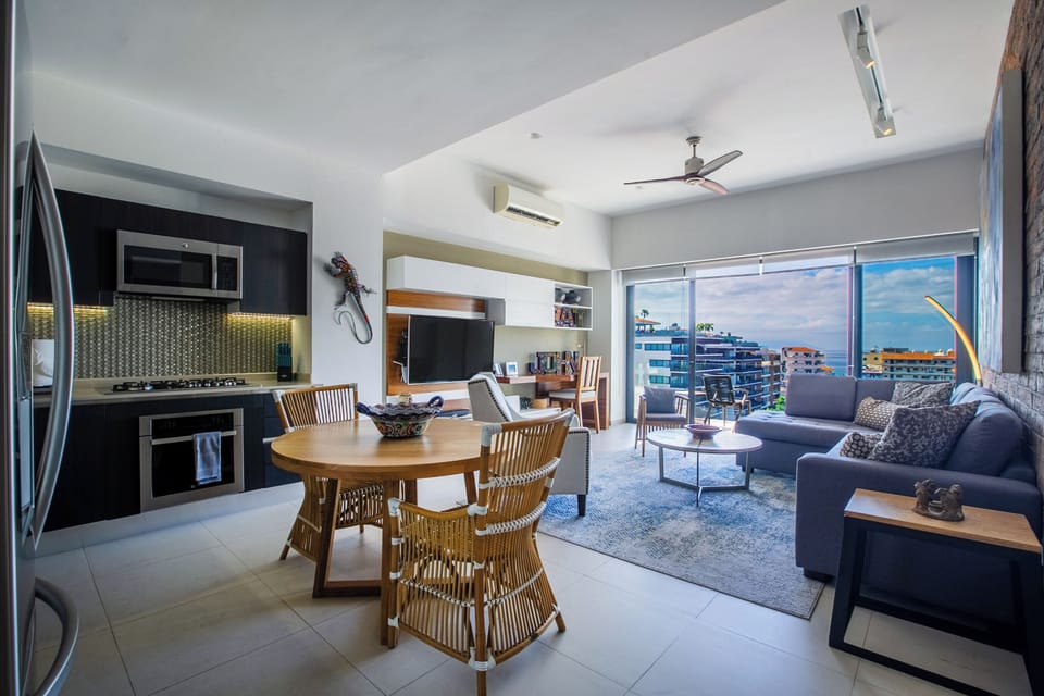 Fully-equipped kitchen and dining table for 2