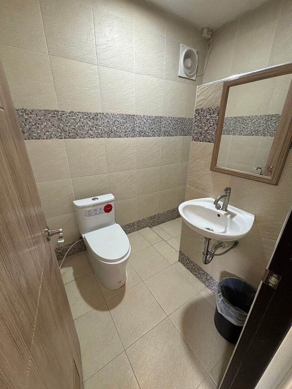 Standard Twin Room | Bathroom | Shower, towels