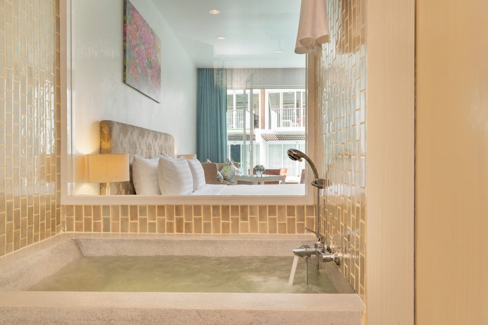 Deluxe Pool Access | Bathroom | Separate tub and shower, deep soaking tub, free toiletries, hair dryer