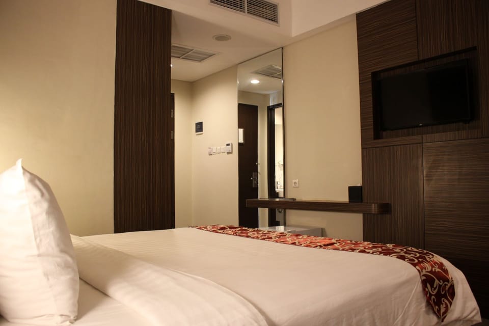 Deluxe Double Room, 1 Double Bed | Desk, bed sheets