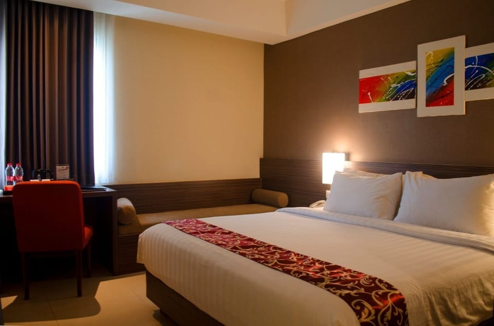 Deluxe Double Room, 1 Double Bed | Desk, bed sheets