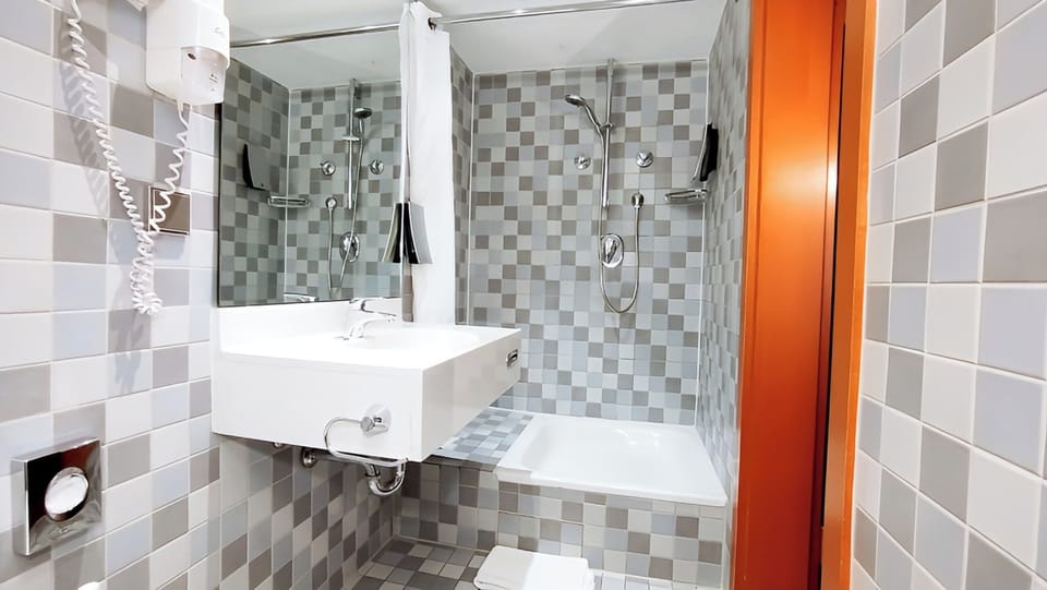 Bathtub, free toiletries, hair dryer, slippers