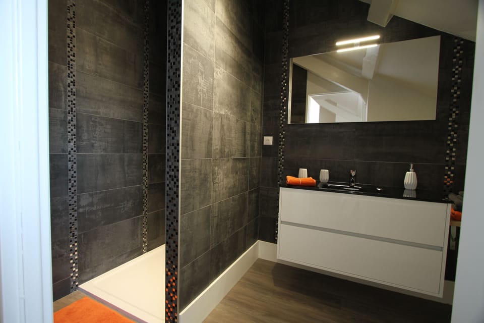 Deluxe Suite, Non Smoking (Brique) | Bathroom | Shower, rainfall showerhead, free toiletries, hair dryer