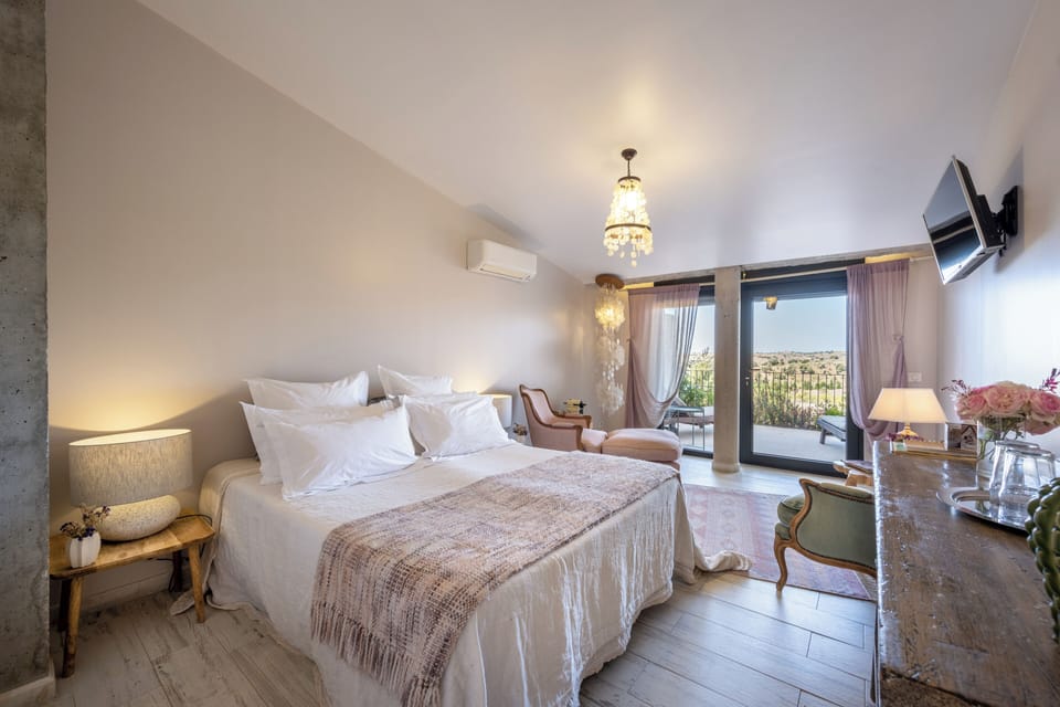Honeymoon Suite, 1 Queen Bed, Private Bathroom, Valley View (Natura) | Premium bedding, pillowtop beds, desk, blackout drapes