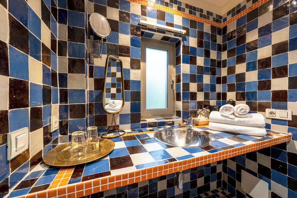 Design Double Room, 1 Double Bed, Private Bathroom, Courtyard View (Anoki) | Bathroom | Shower, rainfall showerhead, free toiletries, towels