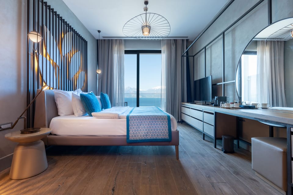 Junior Studio Suite, Sea View | 1 bedroom, minibar, in-room safe, individually decorated