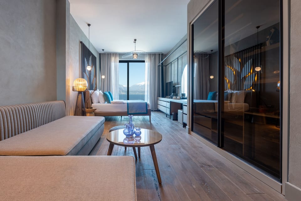 Junior Studio Suite, Sea View | 1 bedroom, minibar, in-room safe, individually decorated