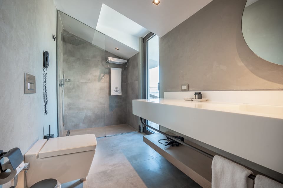 Kelly Penthouse | Bathroom | Shower, rainfall showerhead, free toiletries, hair dryer