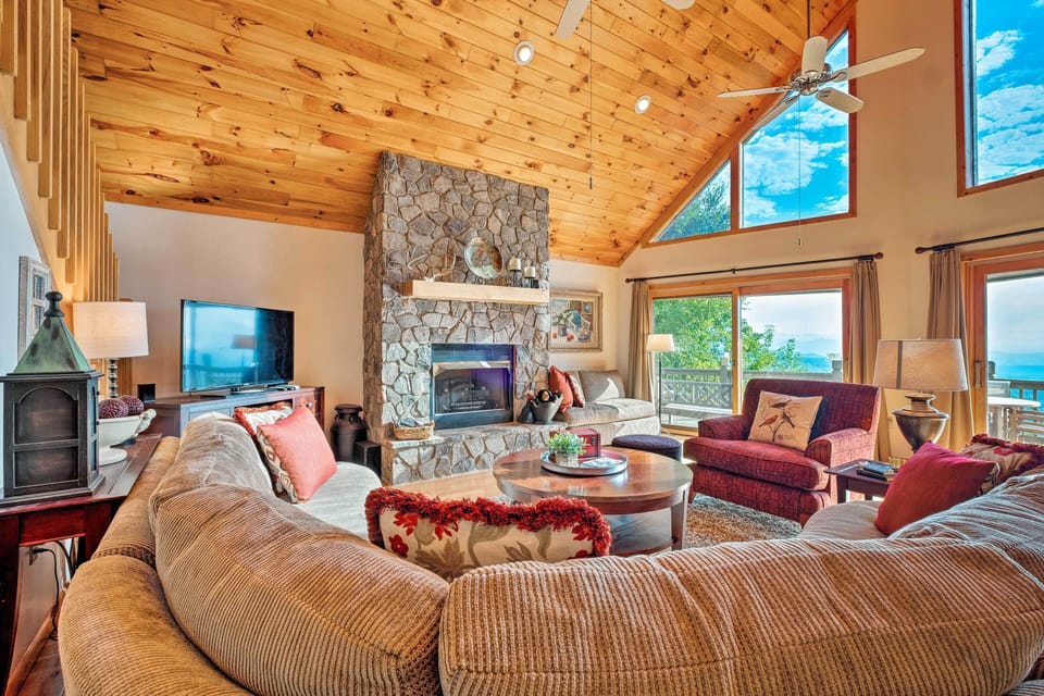 Living Room | Free WiFi | Near Great Smoky Mountains National Park