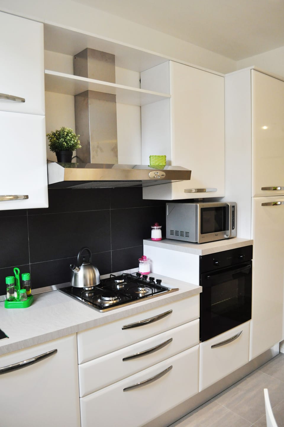 Cucina con forno elettrico e forno a microonde