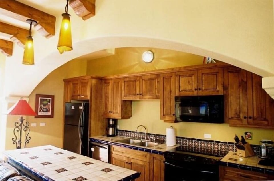 Gourmet Kitchen with state of art appliances -- All the comforts of home