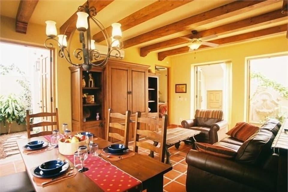 Relaxing sunlit grand room 42 ' TV , dining room ,doors open to 3 garden areas