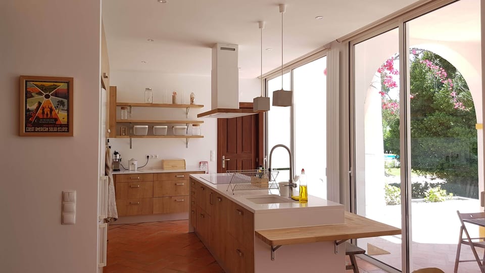 super equiped Kitchen with large view on garden and swimming pool