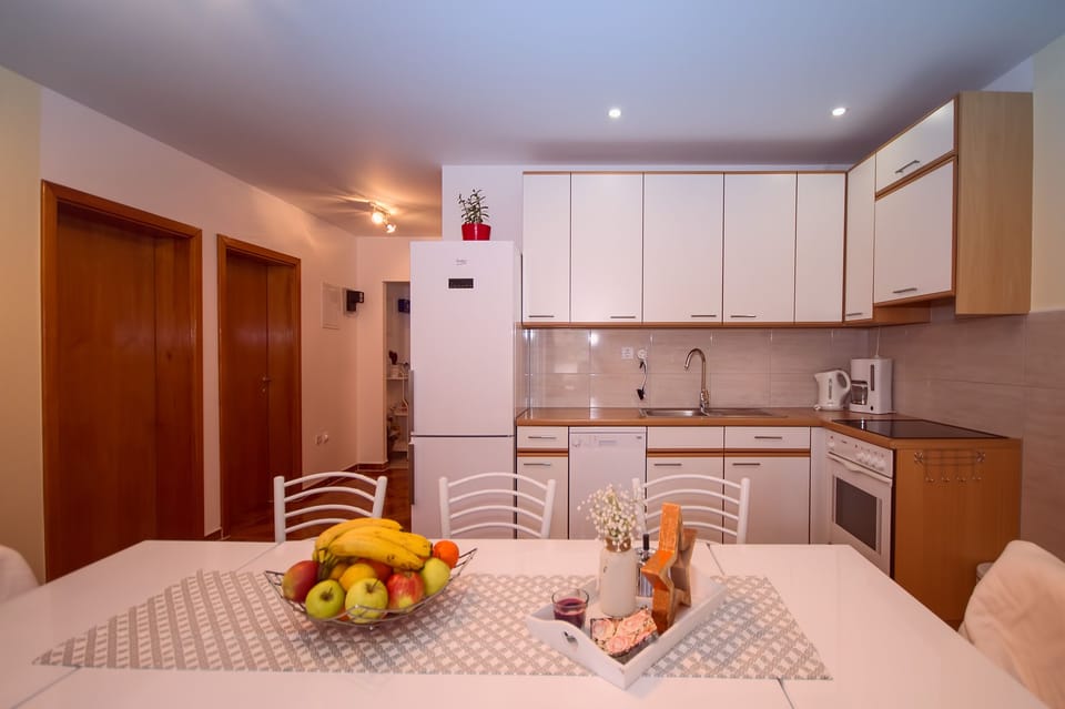 Fully equipped kitchen with dining table suitable for 8 people