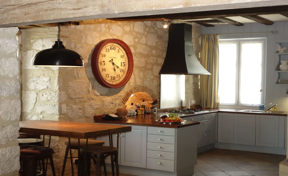 Characterful, chefs kitchen with breakfast nook. Rental - Issigeac, Dordogne.