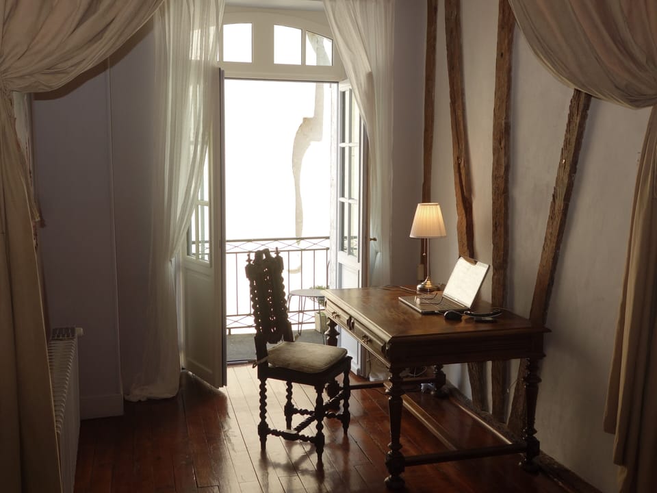 Wifi, email and reading area with romantic Juliet balcony. Equipped with printer.