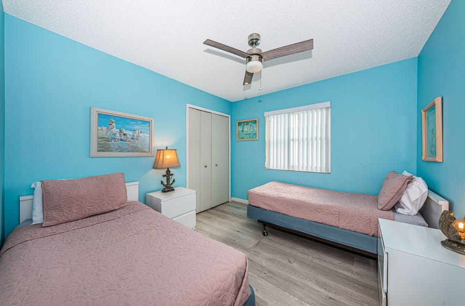 Second bedroom with 2 twins