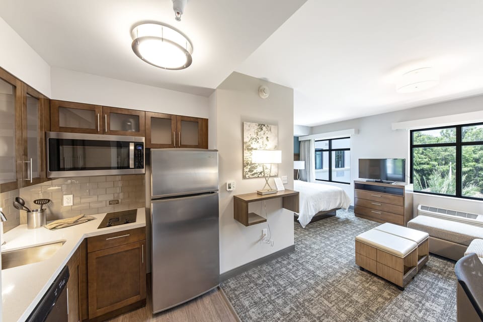 Studio Suite, 1 Queen Bed with Sofa bed, Kitchen | Premium bedding, individually furnished, desk, laptop workspace
