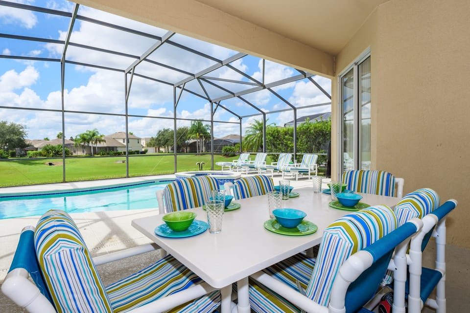 Enjoy lunch at the patio table