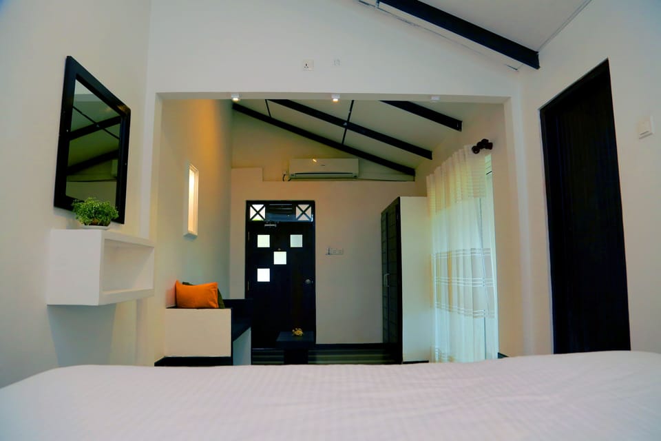 Deluxe Room, 1 King Bed, Garden View | Blackout drapes, iron/ironing board, WiFi, bed sheets