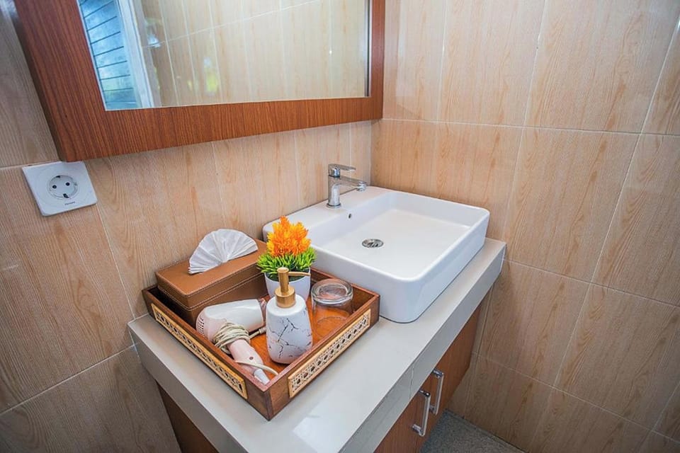 Shower, rainfall showerhead, free toiletries, hair dryer