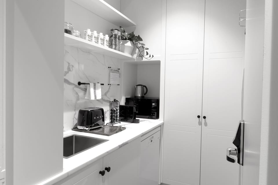 Fridge, coffee/tea maker, electric kettle