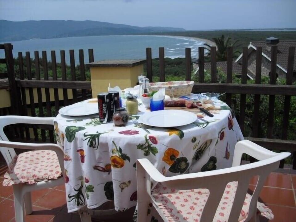An al fresco lunch with a view on the upper terrace! 