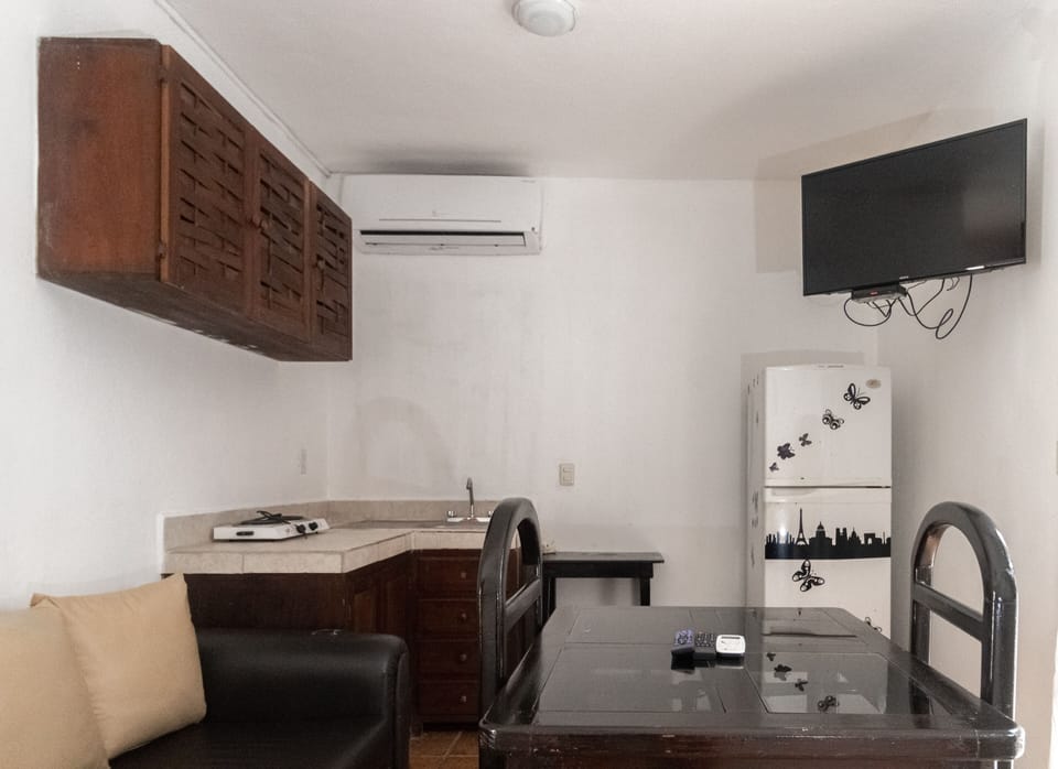 Basic Apartment, Multiple Beds, Non Smoking (Apartment) | Private kitchen | Microwave