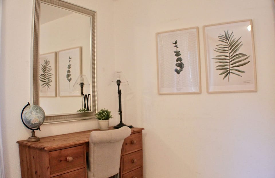 Desk/dressing table in guest bedroom 3